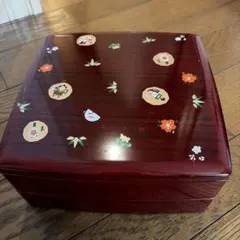 赤い装飾付き重箱