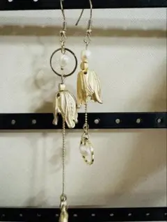 花びら型ゴールドイヤリング