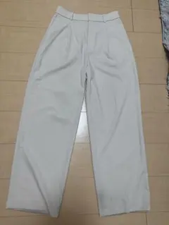 UNIQLO ユニクロ　タックワイドパンツ　オフホワイト　クリーム　M