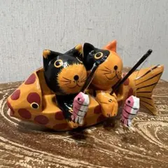 魚ベンチで釣りをしている猫さん2匹組 黒猫三毛猫 木製 釣ネコ バリ猫 バリ雑貨