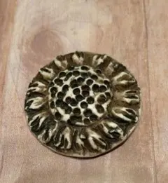 花の形状のブローチ 直径約5cm 帽子やバックに 陶器？ アンティーク