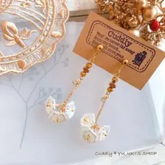 ハンドメイド＊ゴールドチェコビーズとホワイトフラワーイヤリング＊ピアス変更可