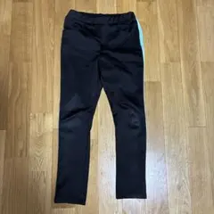 黒いロングパンツ サイド水色ライン