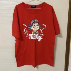 赤ティーシャツ