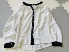 オフホワイトとブラックの長袖シャツ