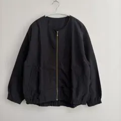黒ノーカラージャケット 金色ジッパー