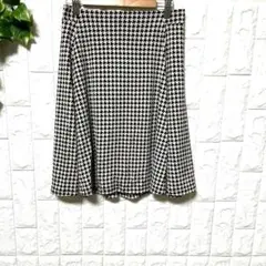 7030 フレアスカート ブラックとホワイト ひざ丈