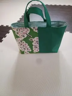 ハンドメイド 緑色の鳥と木柄トートバッグ