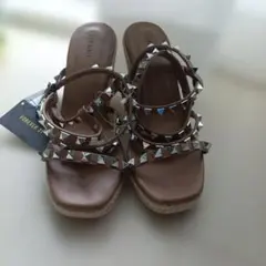 FOREVER 21 スタッズ付きウェッジソールサンダル ブラウンのサムネイル