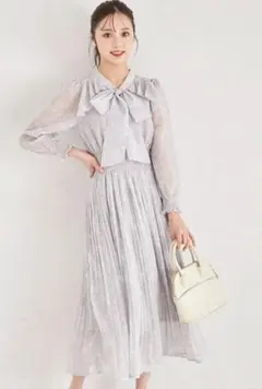 ボウタイリボン付きヨークフリルフラワープリントシャーリングプリーツワンピース