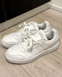 【メルカリ市期間限定！】adidas ⭐︎ スニーカー オフホワイトのサムネイル