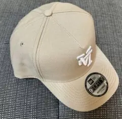 New Era 9FORTY ベージュキャップ 逆ロゴ 白文字