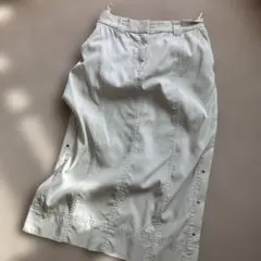 ホワイト タイトスカート ボタン付きサイドスリット