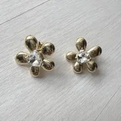 【着画あり】お花のキラキラ メタルゴールドイヤリング レトロ 韓国風