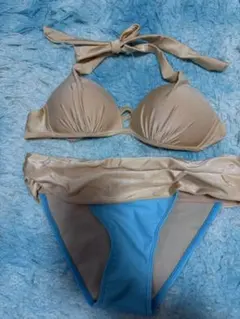 ベージュと青のセパレート水着