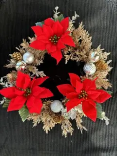 赤いポインセチアのクリスマスリース