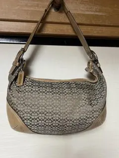 coachベージュ レザー 肩掛けハンドバッグ ロゴ入り