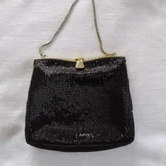 ビーズ装飾の黒いクラッチバッグ