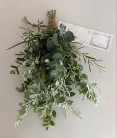 数種類のユーカリとグリーンを束ねたナチュラルスワッグ　ドライフラワー