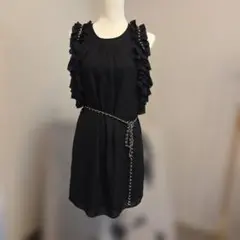 フリル付き黒パーティードレス