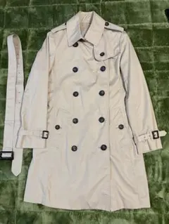 ベージュ ダブルブレスト トレンチコート
