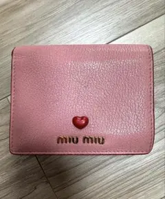 ミュウミュウ メタルロゴ マドラス ハート 折り財布 ピンク - メルカリ