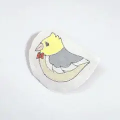赤い蝶ネクタイがかわいい鳥さんのハンドメイドブローチ