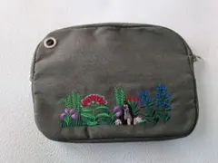 フェリシモ(美品)刺繍花柄キャンバスポーチ 中型