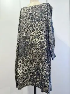 新品・タグ付き】BEARDSLEY ビアズリー 刺繍風プリントプルオーバー