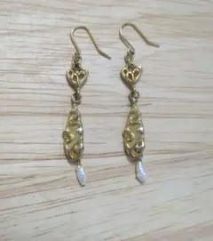 ゴールドカラー ドロップ形 ケシパール付きピアス 　フックピアス