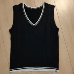 黒のVネックベスト 140サイズ