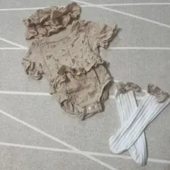 ベージュ 花柄ロンパース 帽子、靴下付き