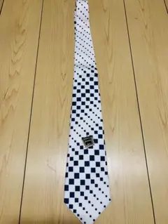 新品　RONAN 白とネイビーのチェック柄ネクタイ