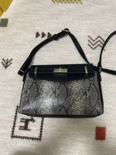 新品　ショルダーバック　パイソン柄