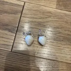 ホワイトいちご　イヤリング　樹脂