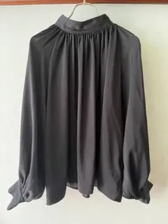 ブラック フリル付き長袖シャツ