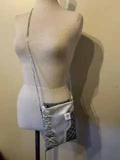 スマホショルダー　シルバー　ショルダーバッグ　ポケット付き