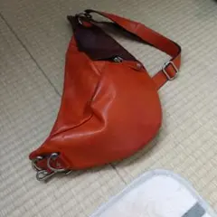 オレンジとブラウンのレザーショルダーバッグ