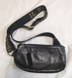 IL BISONTE ブラックレザー ボディバッグ