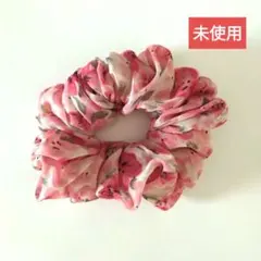 ＊未使用美品＊ シュシュ 赤 白 花柄 フラワープリント 春色 華やか