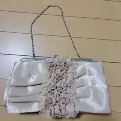 shiori フリル付きベージュパーティーバッグ
