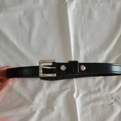 シンプルな黒のレザーベルト
