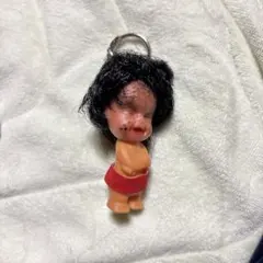 キーホルダー 人形 黒髪 赤服 約5cm