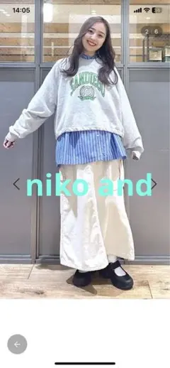 niko and ニコアンド　vネックロゴロストプルオーバー　ライトグレー　L