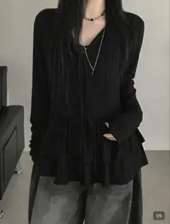 黒いフリル付き長袖シャツ