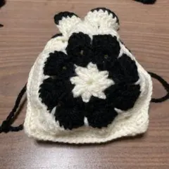 かぎ針編み 巾着袋 黒と白 花モチーフ