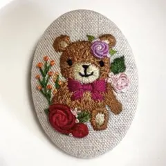 ハンドメイド　刺繍ブローチ　テディベアとバラ