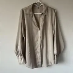 ベージュ サテン 長袖シャツ Mサイズ