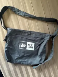 NEW ERA ブラック ショルダーバッグ