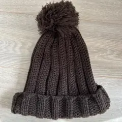 ダークブラウン ポンポン付きニット帽